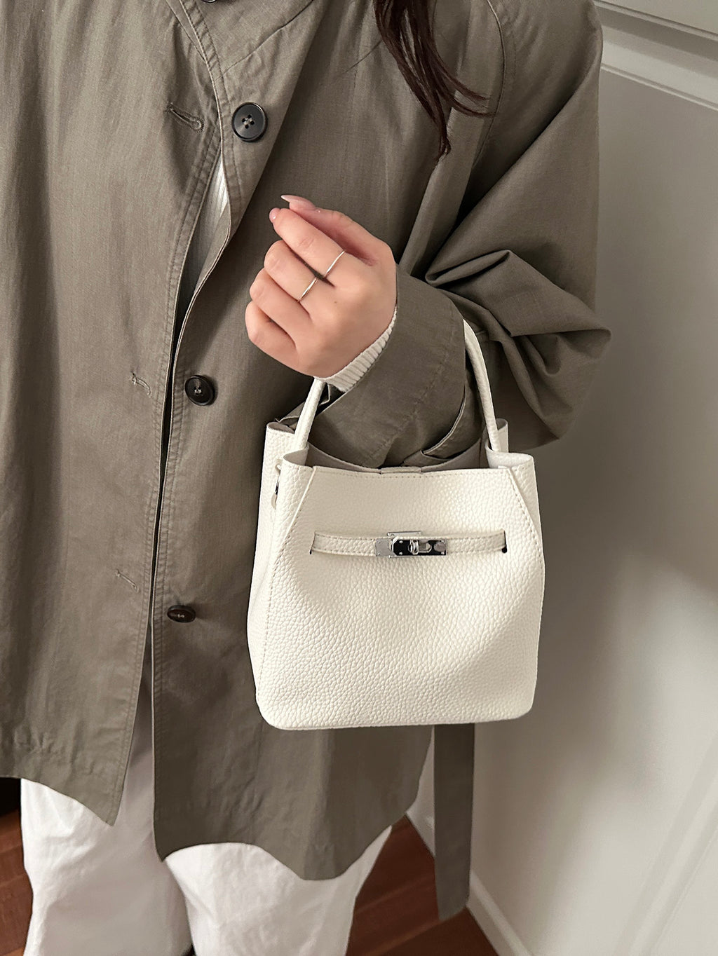 Modern Chic All-Season PU/Artificial Leather/Microfiber Leather Women's Crossbody Bags Bucket Bags | Color: White | Image 1
