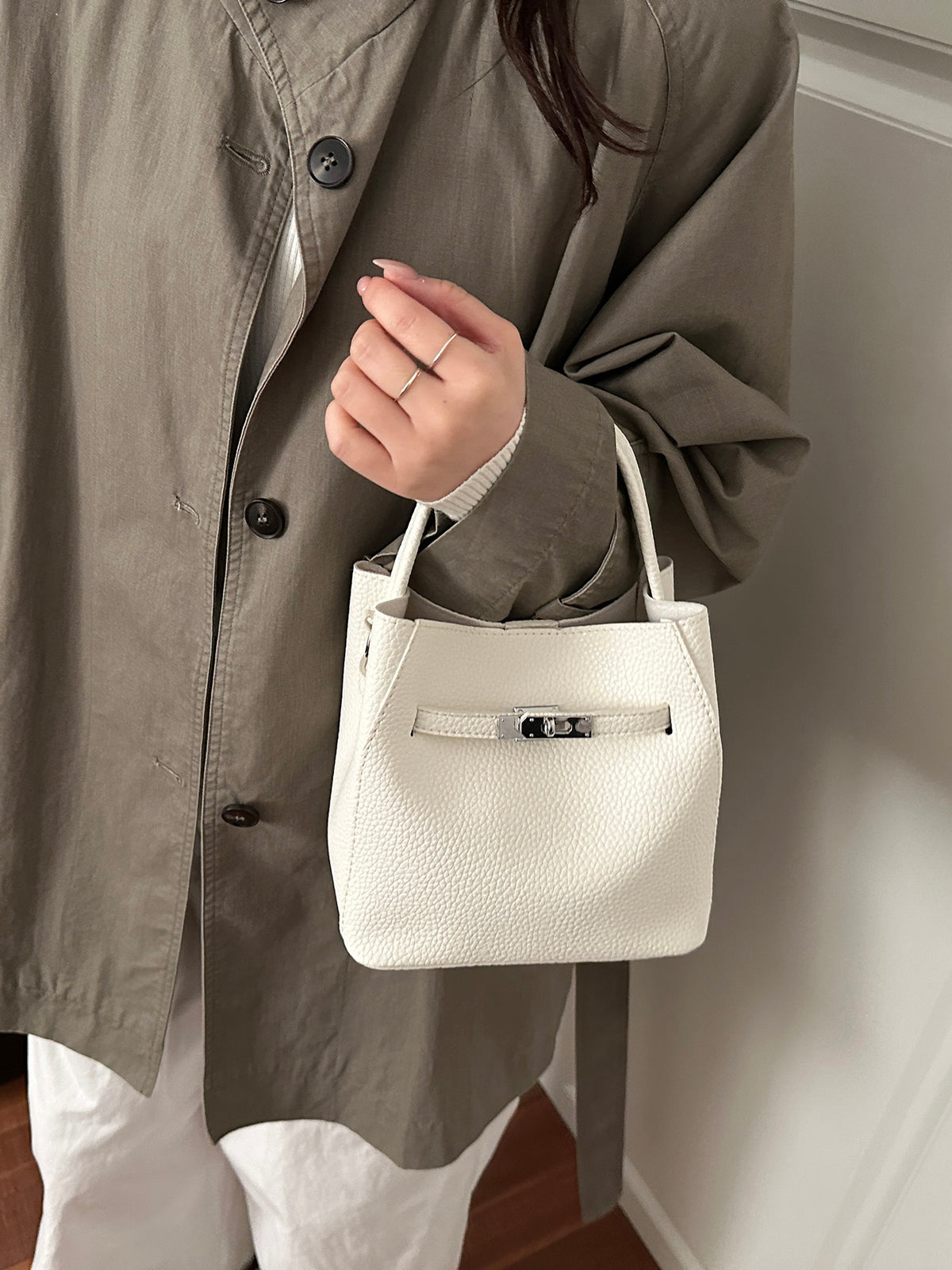 Modern Chic All-Season PU/Artificial Leather/Microfiber Leather Women's Crossbody Bags Bucket Bags | Color: White | Image 1