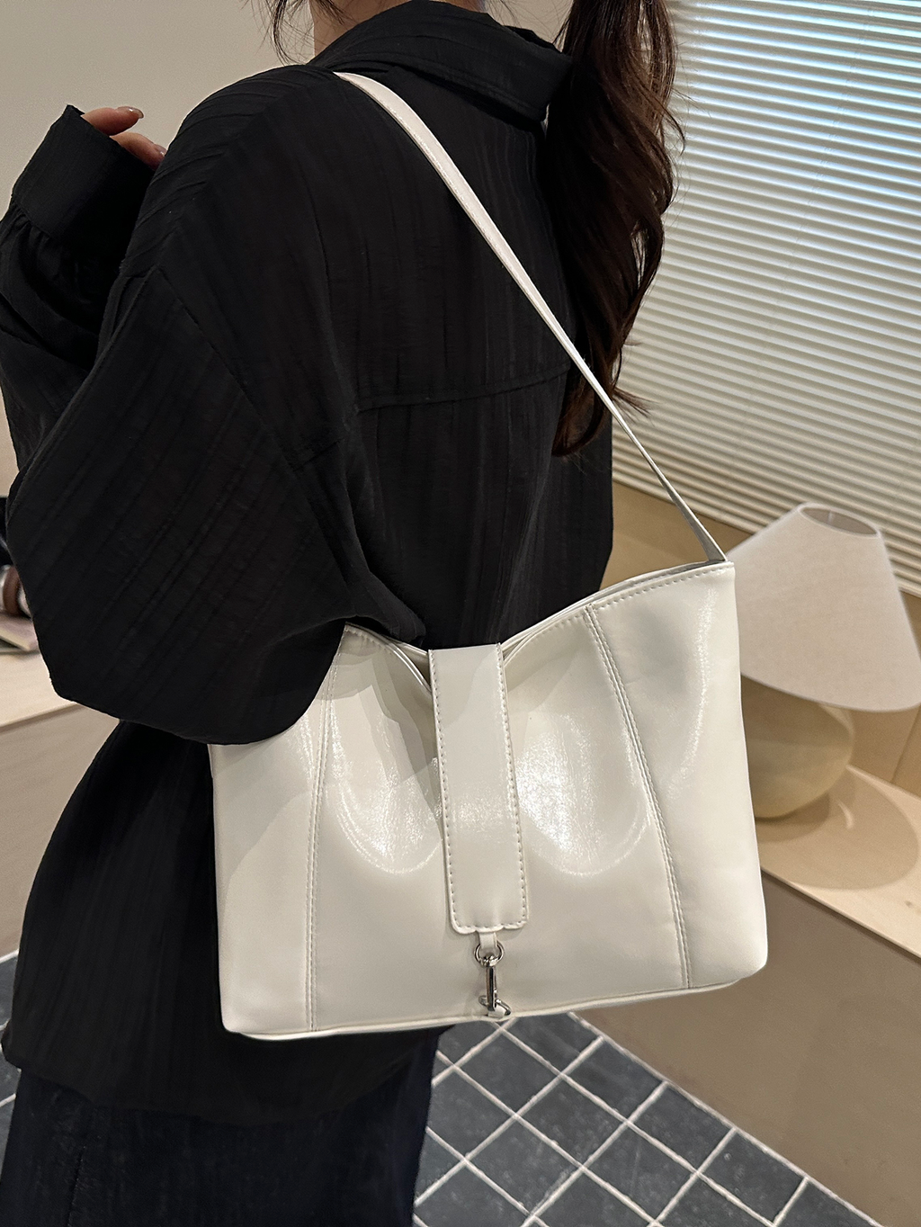 Modern Chic All-Season PU/Artificial Leather/Microfiber Leather Women's Crossbody Bags Other Bags | Color: White | Image 2