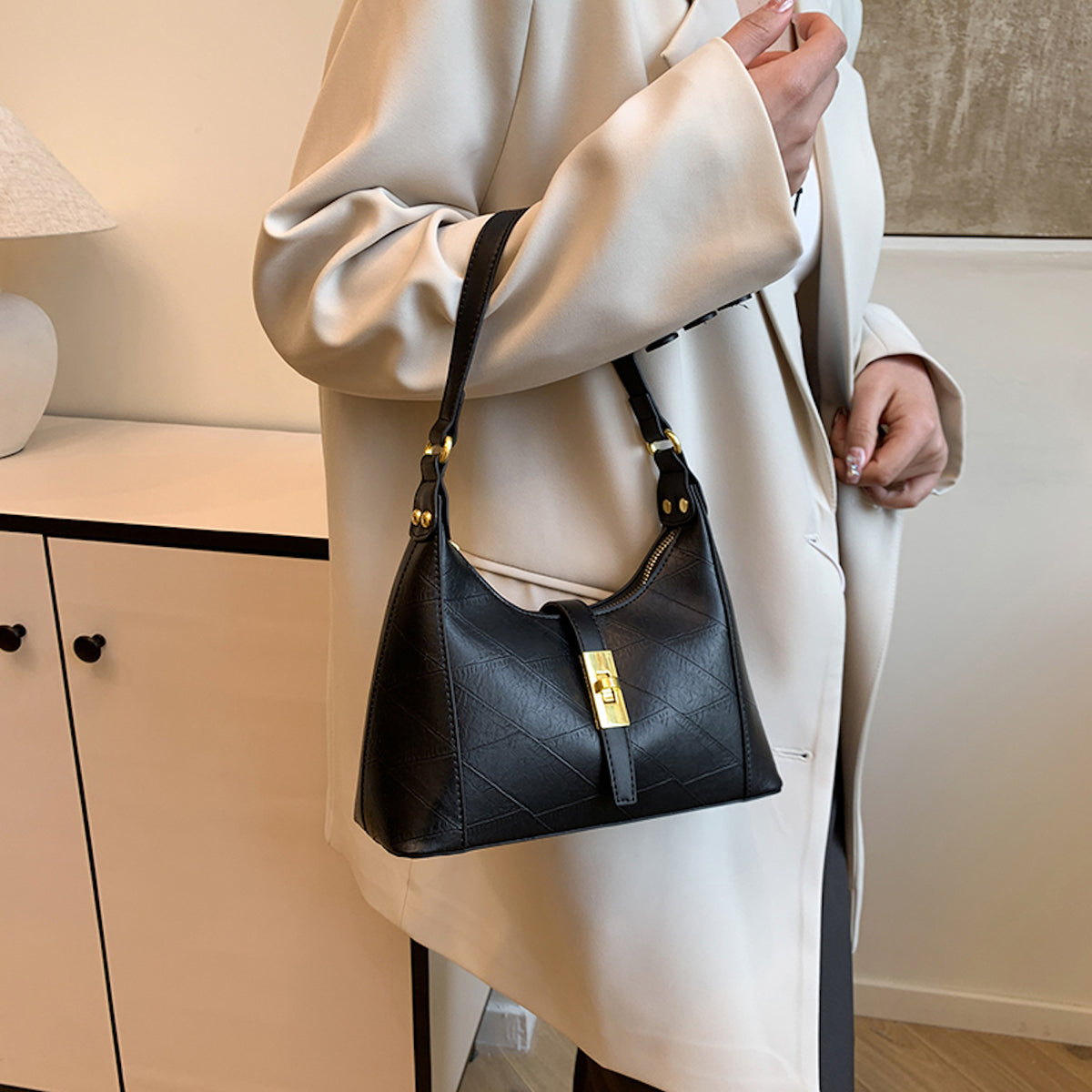 Modern Chic All-Season PU/Artificial Leather/Microfiber Leather Women's Handbags Other Bags | Color: Black | Image 3