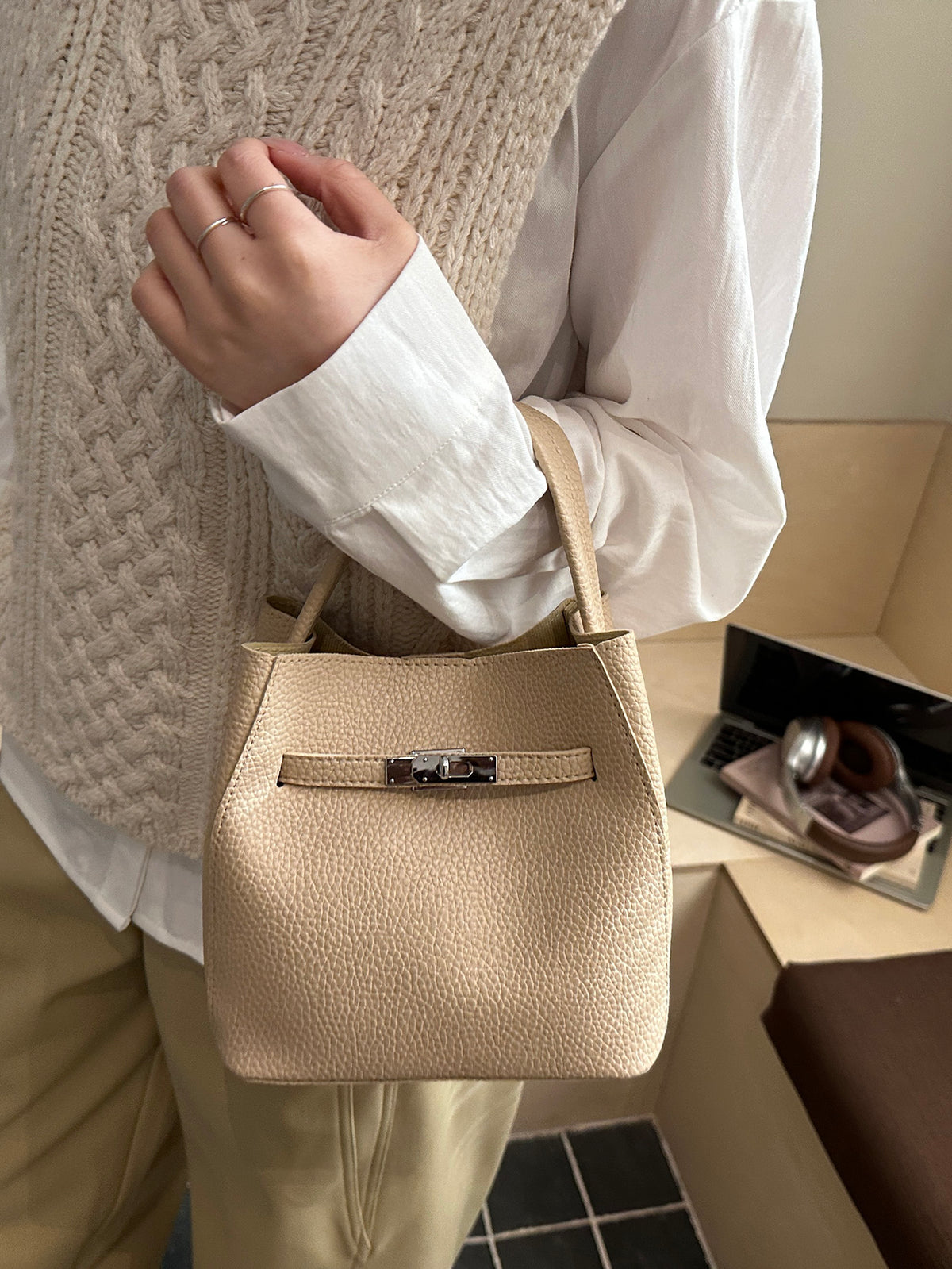 Modern Chic All-Season PU/Artificial Leather/Microfiber Leather Women's Crossbody Bags Bucket Bags | Color: Khaki | Image 3