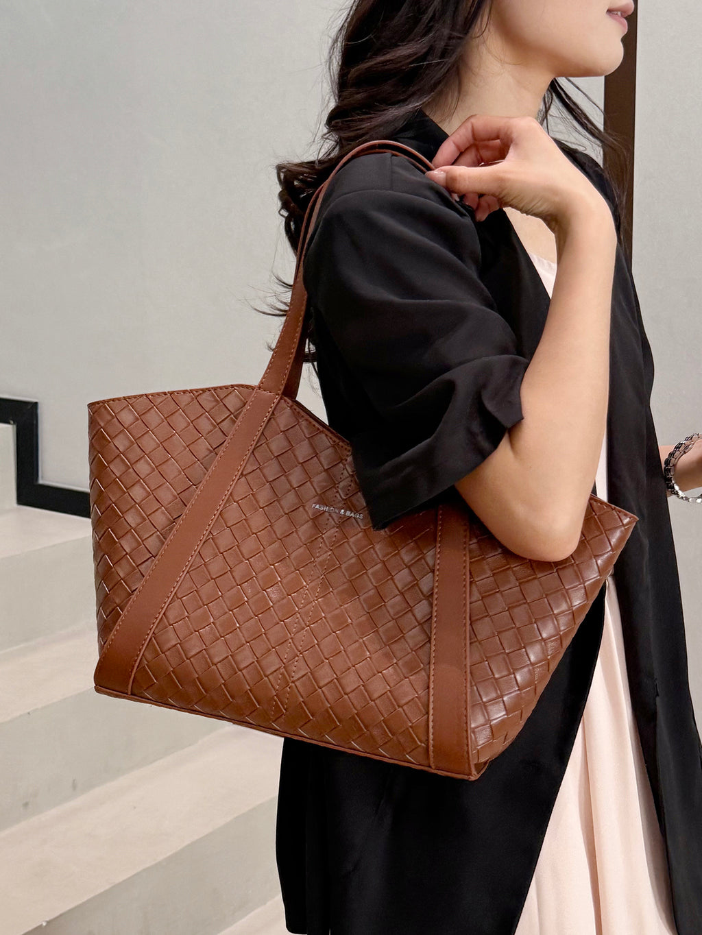 Modern Chic All-Season PU/Artificial Leather/Microfiber Leather Women's Shoulder Bags Tote Bags | Color: Brown | Image 1