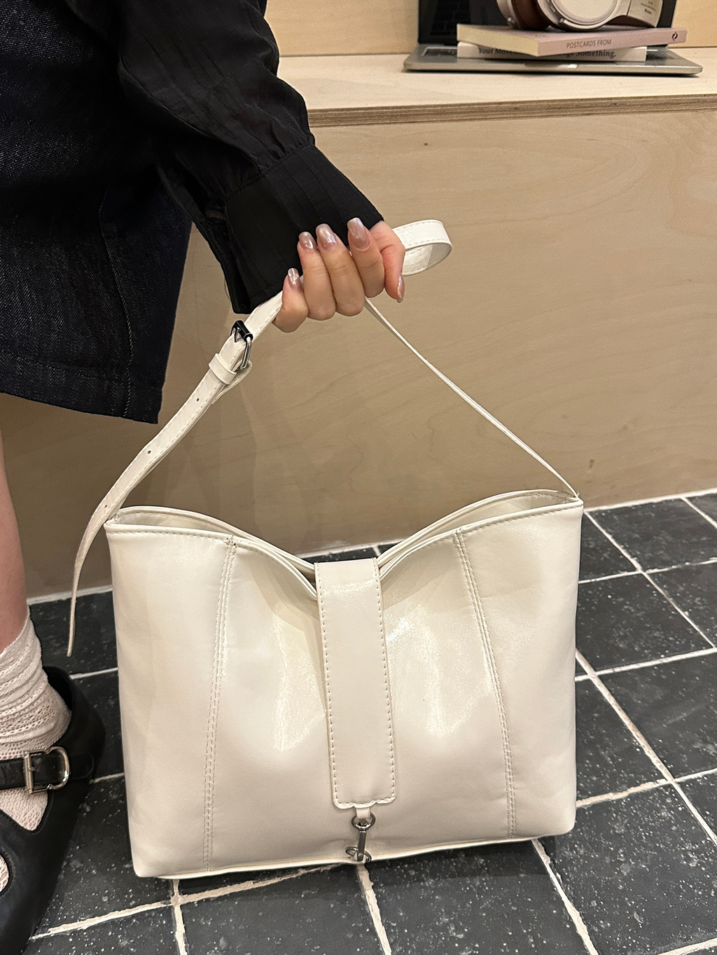 Modern Chic All-Season PU/Artificial Leather/Microfiber Leather Women's Crossbody Bags Other Bags | Color: White | Image 3