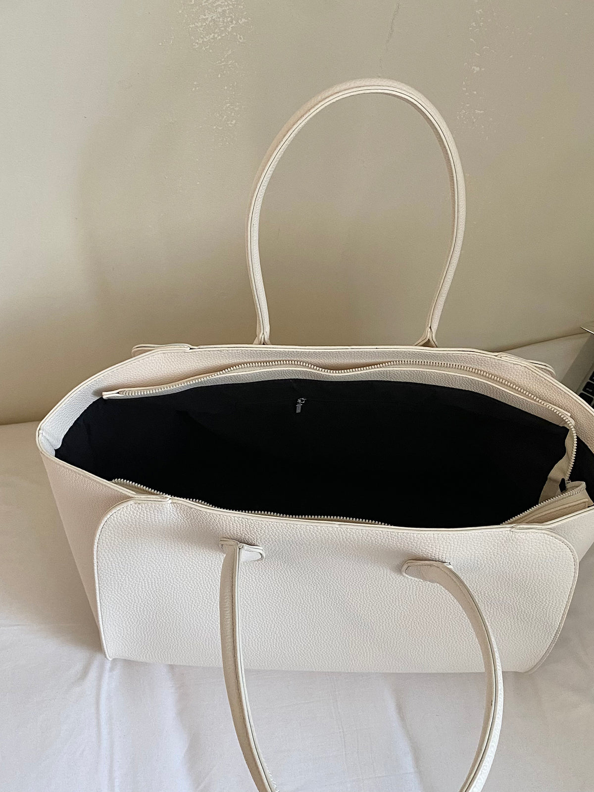 Modern Chic All-Season PU/Artificial Leather/Microfiber Leather Women's Shoulder Bags Tote Bags | Color: White | Image 3