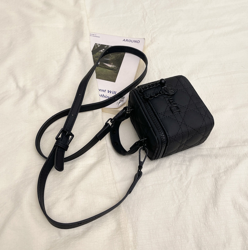 Modern Chic All-Season PU/Artificial Leather/Microfiber Leather Women's Handbags Other Bags | Color: Black | Image 3