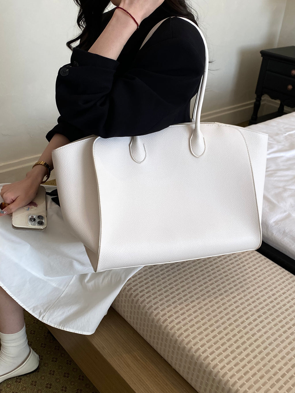 Modern Chic All-Season PU/Artificial Leather/Microfiber Leather Women's Shoulder Bags Tote Bags | Color: White | Image 1