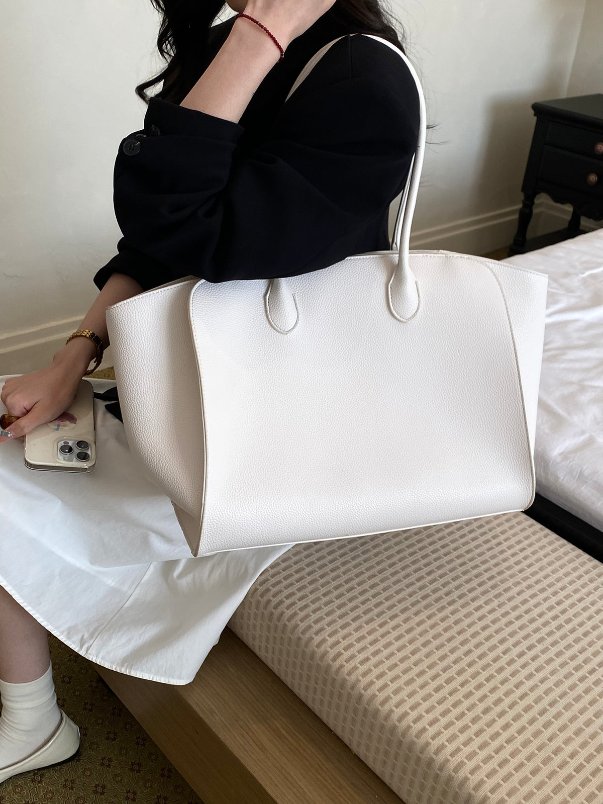 Modern Chic All-Season PU/Artificial Leather/Microfiber Leather Women's Shoulder Bags Tote Bags | Color: White | Image 1