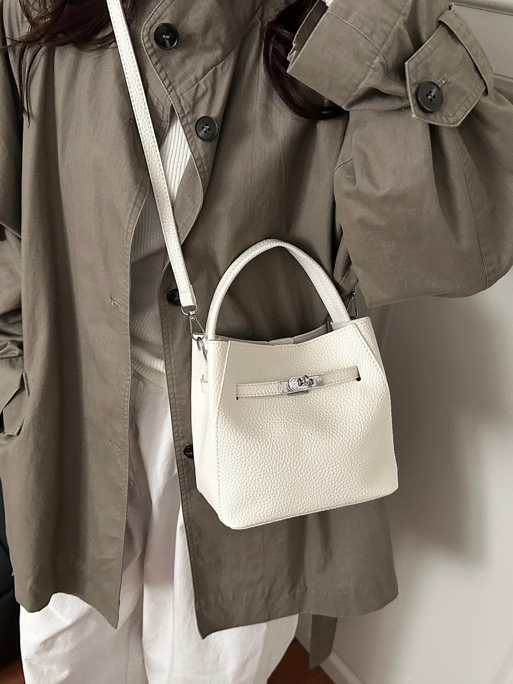 Modern Chic All-Season PU/Artificial Leather/Microfiber Leather Women's Crossbody Bags Bucket Bags | Color: White | Image 2