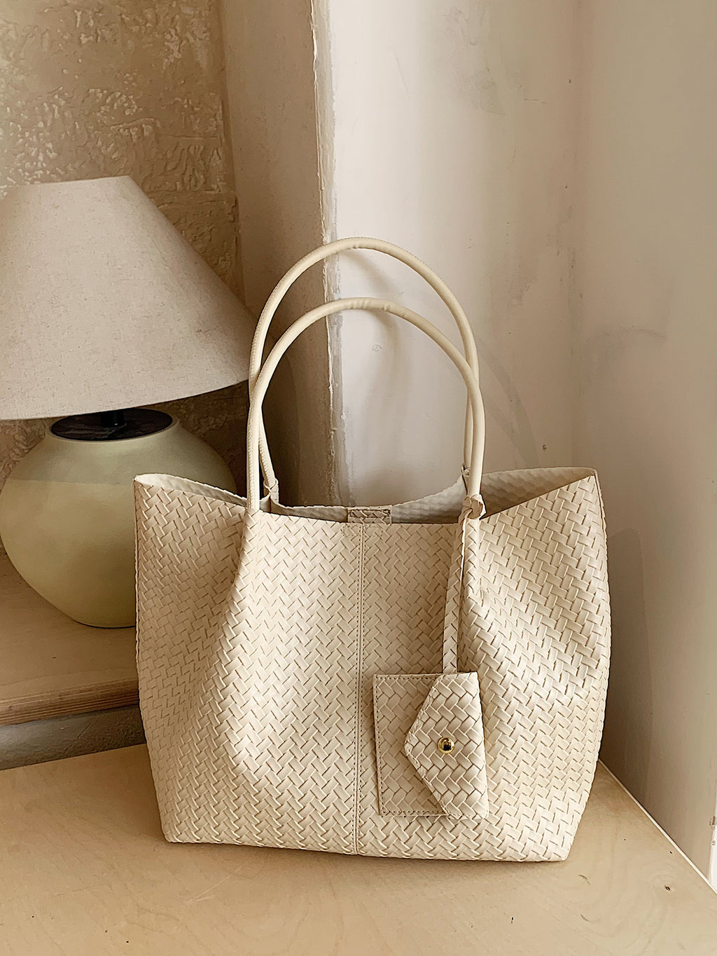 Trendy All-Season PU/Artificial Leather/Microfiber Leather Women's Shoulder Bags Tote Bags | Color: White | Image 3