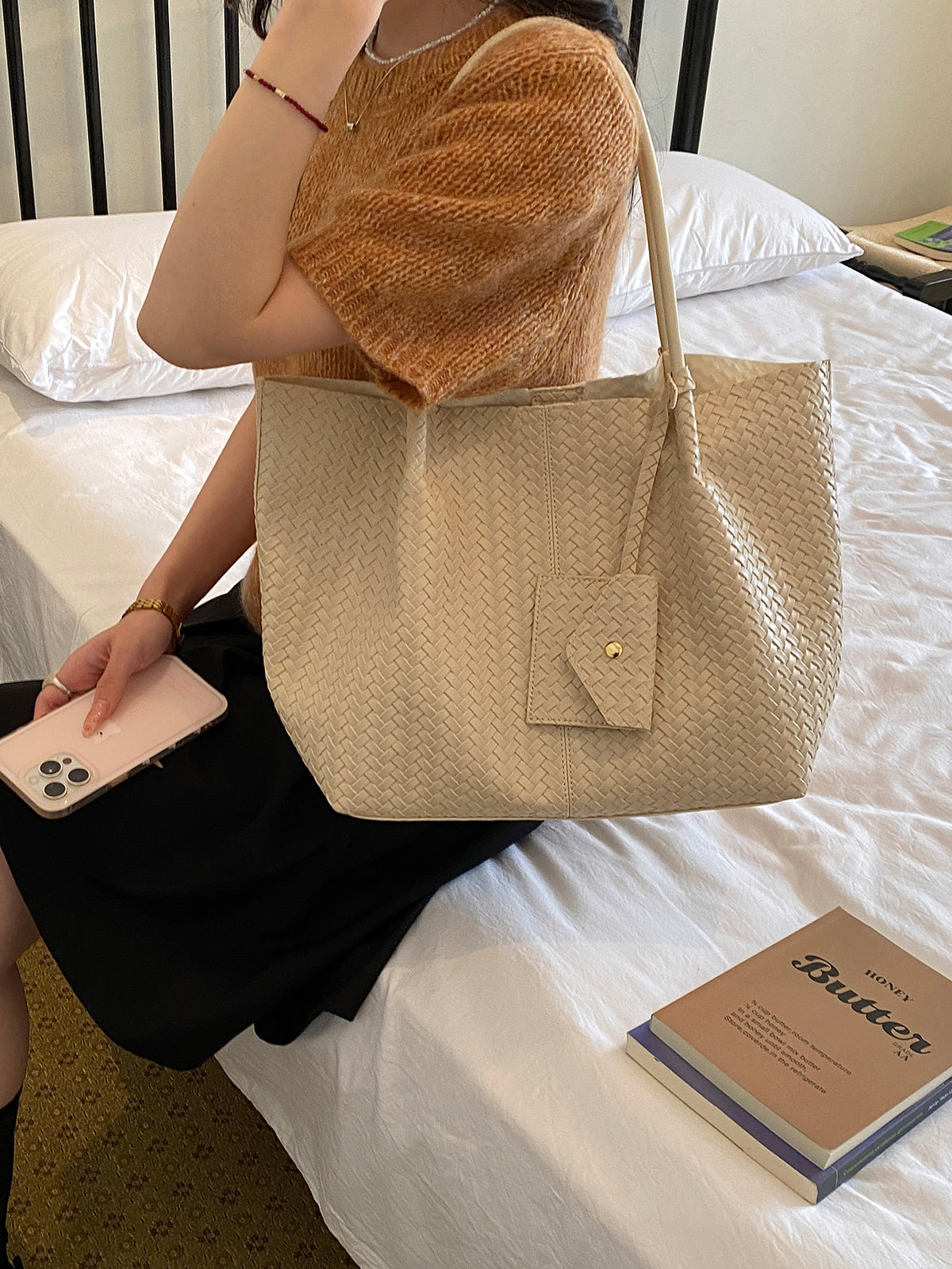 Trendy All-Season PU/Artificial Leather/Microfiber Leather Women's Shoulder Bags Tote Bags | Color: White | Image 1
