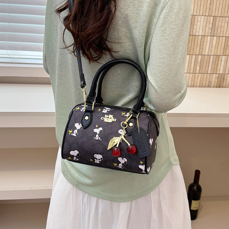 Modern Chic All-Season PU/Artificial Leather/Microfiber Leather Women's Handbags Other Bags | Color: Black | Image 3