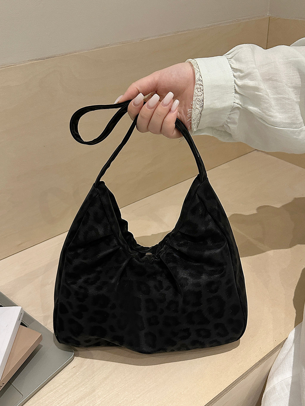 Modern Chic All-Season PU/Artificial Leather/Microfiber Leather Women's Shoulder Bags Tote Bags | Color: Black | Image 1