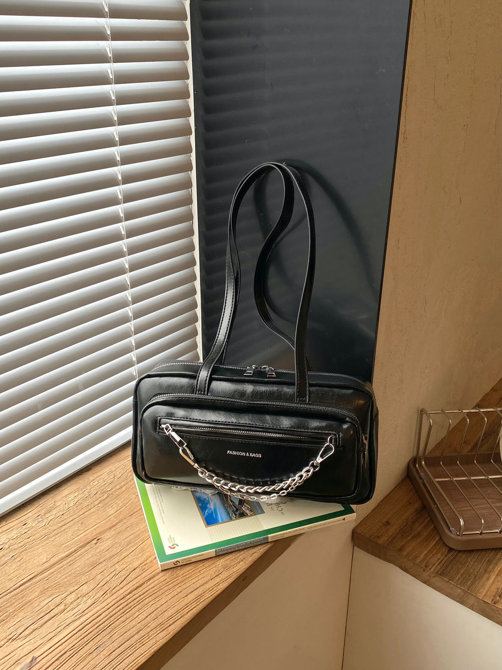 Modern Chic All-Season PU/Artificial Leather/Microfiber Leather Women's Shoulder Bags Other Bags | Color: Black | Image 3