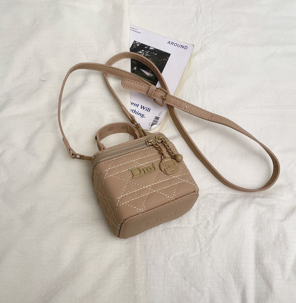 Modern Chic All-Season PU/Artificial Leather/Microfiber Leather Women's Handbags Other Bags | Color: Khaki | Image 2