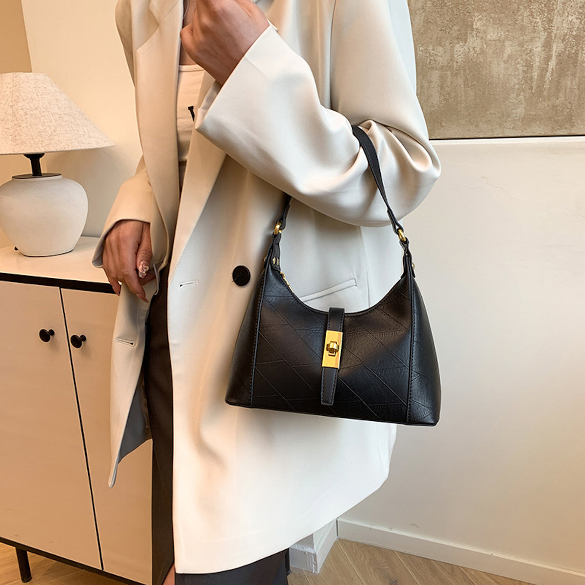 Modern Chic All-Season PU/Artificial Leather/Microfiber Leather Women's Handbags Other Bags | Color: Black | Image 2