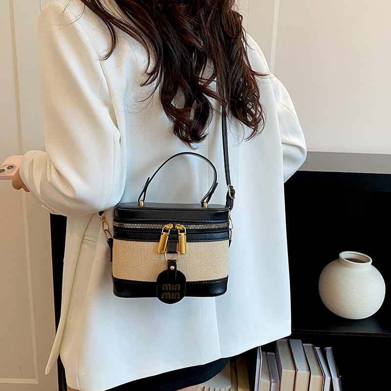 Modern Chic All-Season PU/Artificial Leather/Microfiber Leather Women's Crossbody Bags Bucket Bags | Color: Black | Image 3