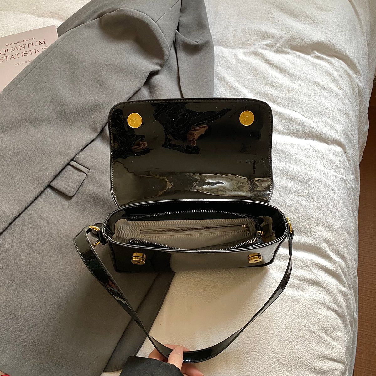 Modern Chic All-Season PU/Artificial Leather/Microfiber Leather Women's Handbags Other Bags | Color: Black | Image 2