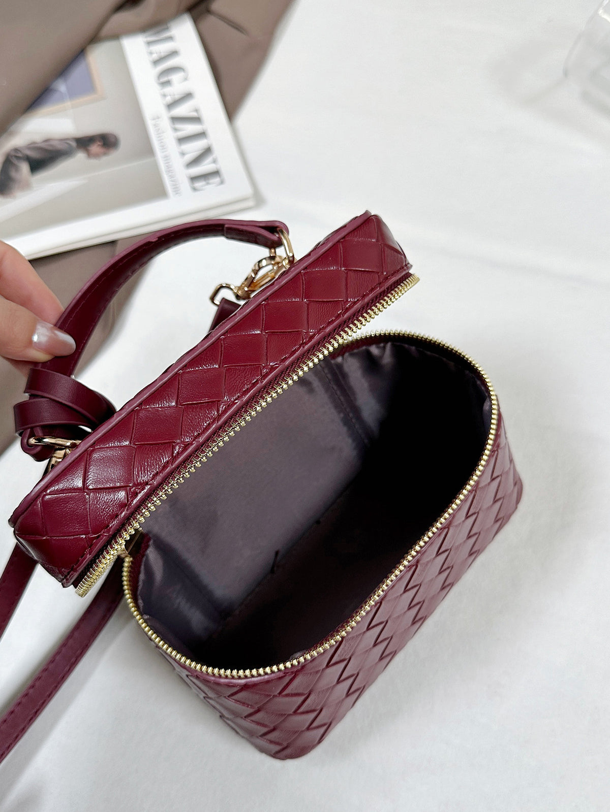 Modern Chic All-Season PU/Artificial Leather/Microfiber Leather Women's Crossbody Bags Box Bags | Color: Deep Red | Image 3